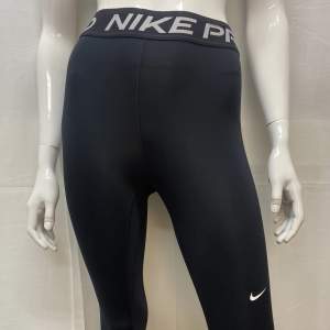 Svarta Nike Pro träningsbyxor i storlek xs. Helt nya med orginallappen kvar. Väldigt bekväma och inga defekter. Har även i storlek S, M, L☺️