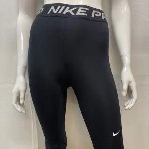 Nike Pro träningsbyxor  - Svarta Nike Pro träningsbyxor i storlek xs. Helt nya med orginallappen kvar. Väldigt bekväma och inga defekter. Har även i storlek S, M, L☺️