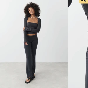 Soft touch flare  - Säljer ett par soft touch flare byxor från Gina i färgen, Stone Strl M. Säljer även en matchande t-shirt med öppen rygg från samma kollektion även den strl M aldrig använd med tags kvar.