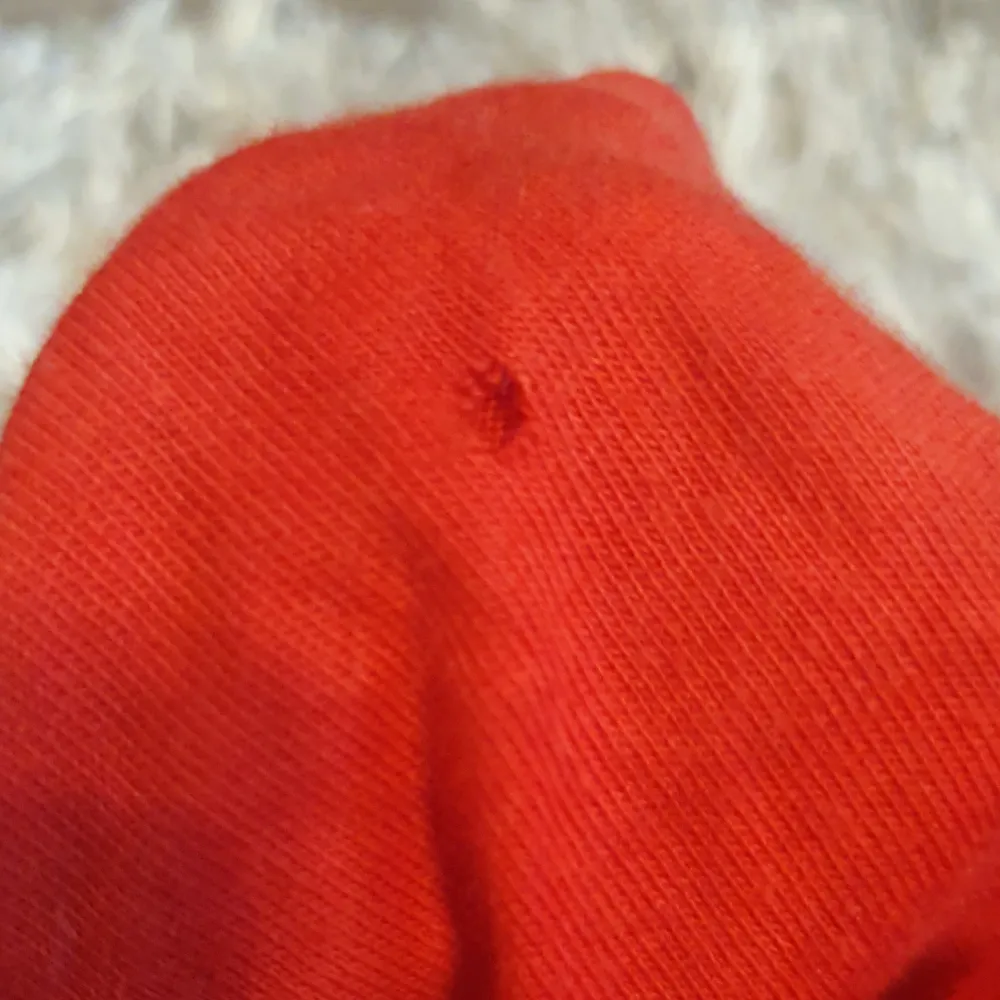 Säöjer en röd croppad tröja köpt på hm för flera år sen. Säljer då jag aldrig använder den. Den har 2 hål, ett vid axeln och ett på armen, men de syns knappt när man har på sig den. . Toppar.