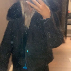 Meotine tweed jacket - Intressekoll på min fina Meotine kappa. Köpte den för 3000 och kan tänka mig sälja för rätt pris! Avtagbar päls och medföljer extraknappar till💘
