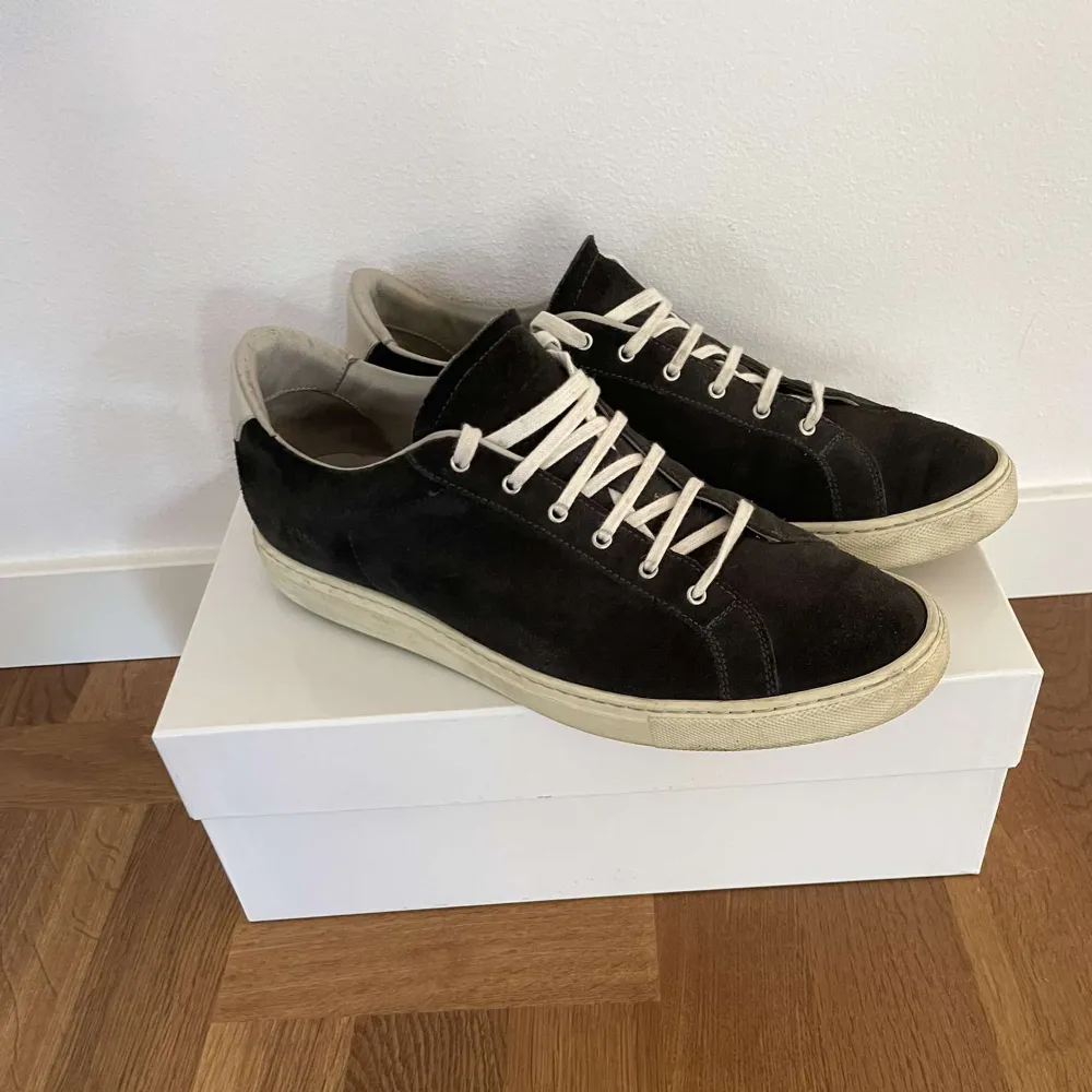 Säljer nu dessa common projects skorna. Skicket är 8/10, Allt Og följer me. Köpta för 4199 på nk i Stockholm. Skriv vid frågor och funderingar. Skor.