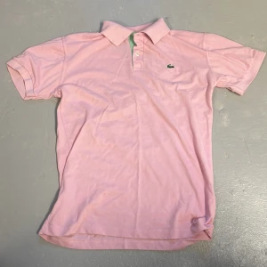 Lacoste rosa piké  - lacoste rosa piké, knappt använd