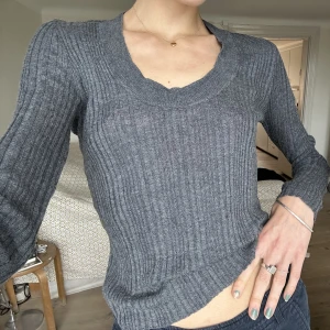 Grå tröja från Zara - Super söt topp från zara i mörk grå!  Rensat ut massvis inför flytt, kika gärna min sida!!  Toppen är i nyskick, nästintill oanvänd och perfekt basplagg!   Möts upp om så önskas🕺❤️