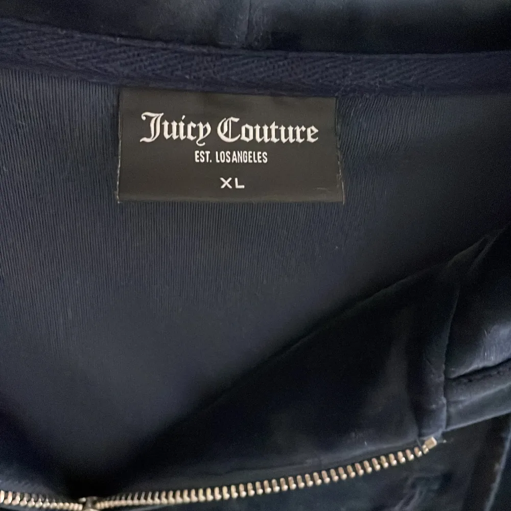 Säljer min jätte fina juicy couture tröja därför den inte kommer till användning . Hoodies.