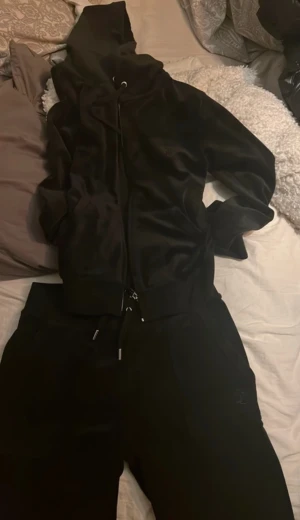 😍😍❤️‍🔥💞 - Säljer nu mitt juicy set som är i fint skick. storlek xs i byxor och S i koftan💞. Kan sälja byxorna eller tröjan separat vid ett bra pris