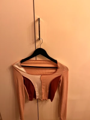 Långärmad croptop - Croppad långärmad top från Shein, aldrig använd då den aldrig passat mig i smaken.