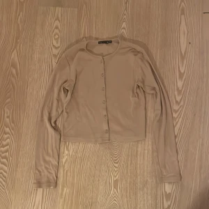 Beige tun kofta - Jätte fin beige kofta från lager 157! Storlek M men sitter som en också. Säljs för jag inte använder den!  Pris går att diskutera!! 