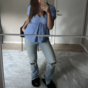 Zara jeans - Zara jeans med slits och borttagen ficka på vänster skinka.