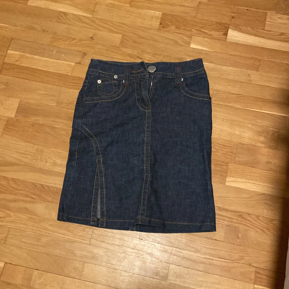 Snygg jeans kjol från MEXX! lite lång . Kjolar.