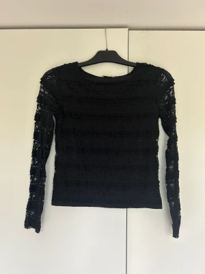 svart tröja  - En svart spets tröja/blus, inte använd så många gånger. Det är storlek 158/164 men skulle kunna passa en XS möjligtvis en liten S
