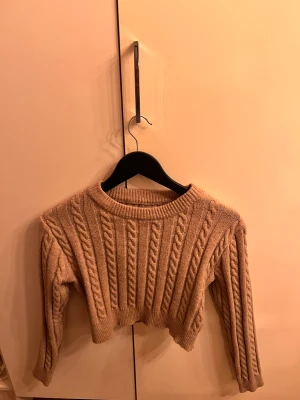 Stickad Croppad långärmad - Croppad Långärmad tröja från Shein i storlek S, sparsamt använd