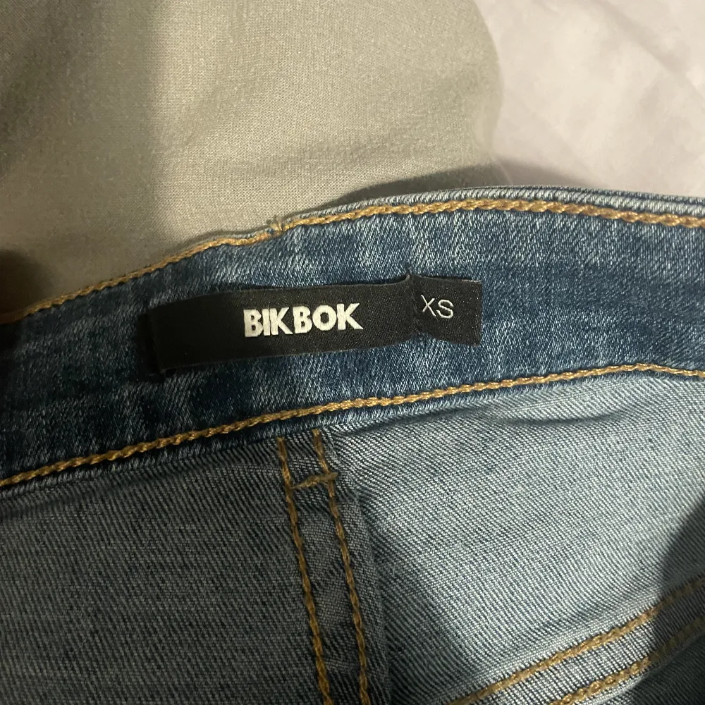 skinny jeans från Bikbok, köptes ett år sedan fast använt bara en gång, strechiga jeans. använder köp nu, och är ca 160☺️. Jeans & Byxor.