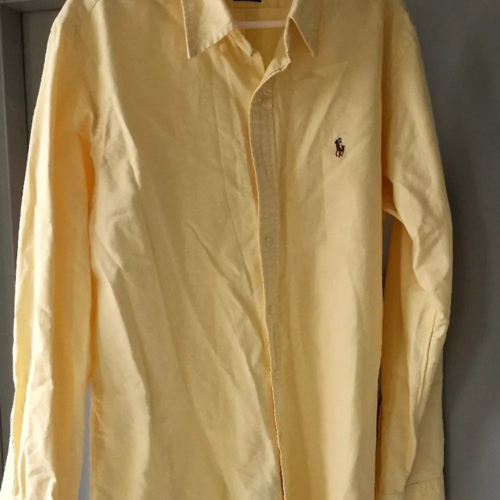 Säljer denna Costom fit skjorta från Ralph Lauren då den inte längre används. . Skjortor.