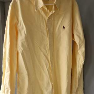 Säljer denna Costom fit skjorta från Ralph Lauren då den inte längre används. 