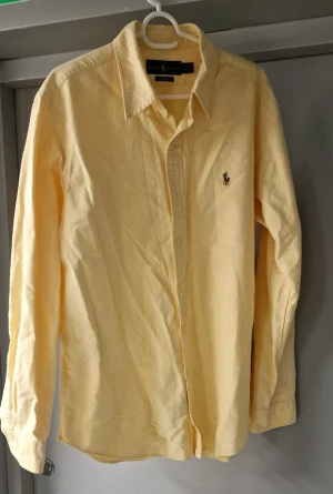 Ralph Lauren skjorta - Säljer denna Costom fit skjorta från Ralph Lauren då den inte längre används. 