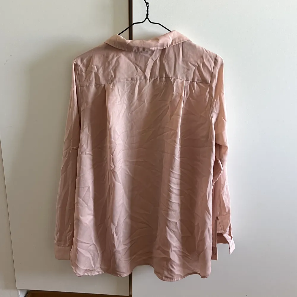 Superfin skjorta (puderrosa färg) i storlek 36/Small. Använt 1 gång. Mötas upp i Stockholm eller fraktas!. Skjortor.