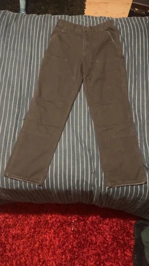 Carhartt double knee pants - Endast testade ej använda. Storlek 30:32 med en extremt bra lös passform (passar mig 32:32 precis i midjan)