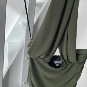 Grön klänning - Superfin klänning i kahki färg. Går att bära på olika sätt. Storlek small. Använd 2 gånger!