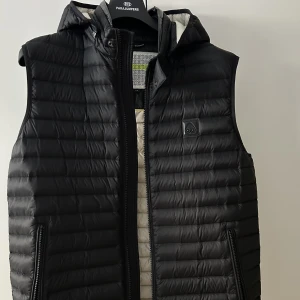 Moose Knuckles väst - Som ny! Använd ett fåtal gånger. Köpt på Johnells för cirka 1 år sedan för runt 4000 Pris kan diskuteras Frakt betalas av köparen