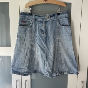 Vintage jeanskjol - Sååå snygg vintage Jeanskjol från byoung!! Deras denimkjolar i denna längd brukar ligga på nypris 600kr. Mycket fint skick!