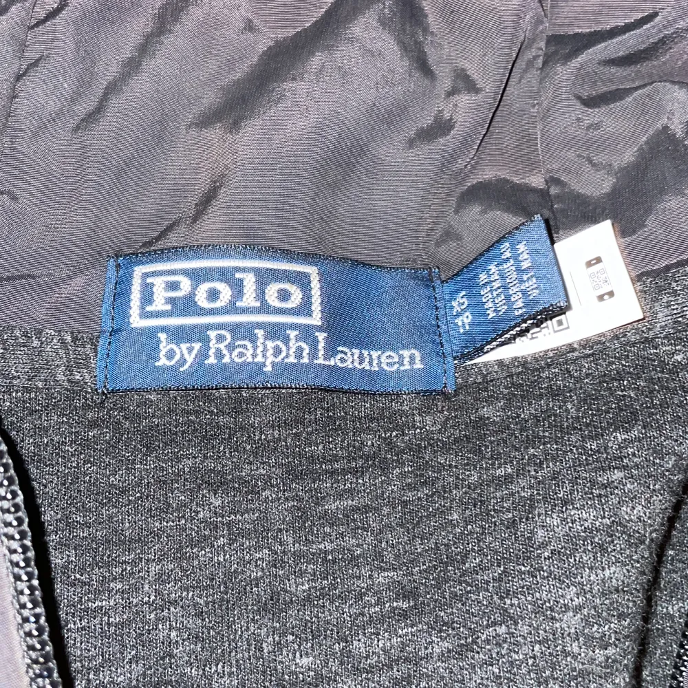 Cardigan från Polo Ralph Lauren | Storlek: XS | Skicket på jackan är Nyskick - Mitt pris: 1349kr - Nypris: 2049kr. Jackor.