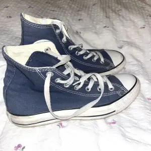 Snygga converse nu till hösten, säljs då de inte används längre! Väl använda, kan diskutera pris 