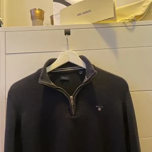 Gant Half Zip - Hej, söker byten mot min gant half zip, den är köpt för några månader sedan och är i väldigt bra skick, det står att den passar 13-14 åringar. Men tröjan är väldigt strechig så den passar personer som är mellan 155-170cm långa. Mvh Oliver 