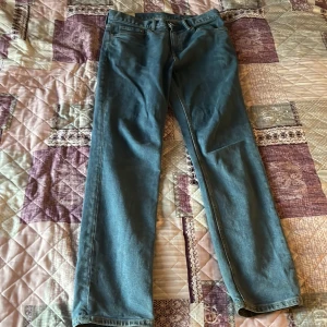 Slimmad fit jeans - Helt oanvända jeans som e bekväma 