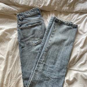 Ett par ljusblåa Mid waist jeans från zara. Modellen är rak. I väldigt fint skick. Pris går att diskutera