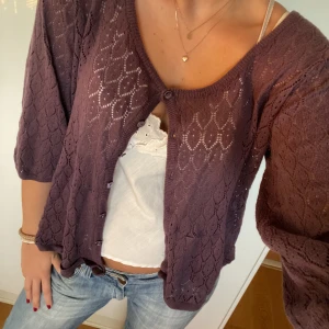 Trekvartsärmad kofta - Säljer denna söta lila trekvartsärmade kofta💞