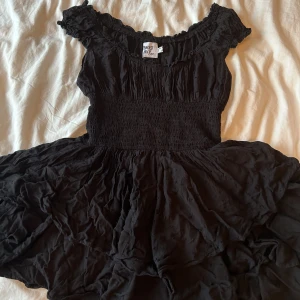 Svart klänning - Säljer nu min fina byx-klänning❤️ den är för kort för mig som är 173 cm, så är endast använd en gång. Storlek 36🫶