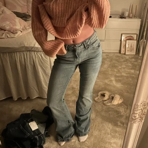 Mango jeans - Så fina jeans från mango. Storlek 38. Lite slitage längst ner på jeansen då dem är för långa för mig❤️