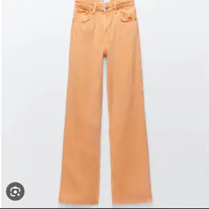 Så fina jeans från zara i en aprikos färg. Storlek xxs/xs, har blivit för små för mig.