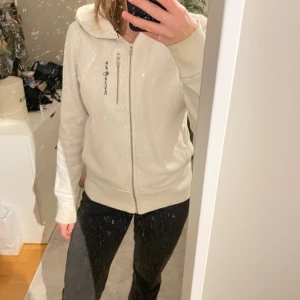 Sail racing hoddie - Säljer denna sail racing zip hoddie då den ej används! Jätte bra skick och inte använd mycket! Köp för ca 1000 kr men säljer för 400 men priset kan diskuteras vid snabb affär 🤍