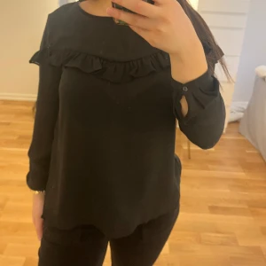Svart blus  - Svart blus från vila, nästan oanvänd.