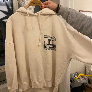 Hoodie - Hoodie med coolt tryck på ryggen som jag köpte i Berlin ✨