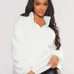 Tjocktröja - super söt lurvig tjocktröja, materialet är väldigt varmt och skönt. Knappt använd (ca 3-6 gånger).❤️