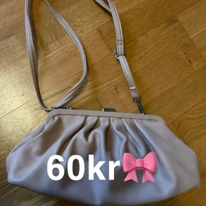 Beige Axelremsväska  - Denna fina beiga axelremsväskan 🥳 man kan förlänga och korta ner banden!  I använt skick!
