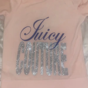 Juicy kofta - Intressekoll på min ljusrosa juicy kofta! Den är tight i storlek och är skön