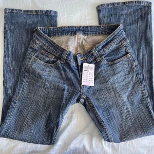 Brandy Melville jeans  - Säljer mina snygga Brielle 90s Jeans från Brandy!!🤍 midja: 76cm. Väl använda men ej några defekter som syns!
