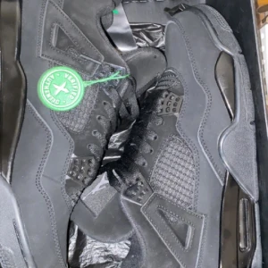 Jordan 4 black cats Skriv om ni är intresserade  - Jordan 4 black cats helt oanvända. Säljer dom för behöver lite pengar just nu skriv om ni är intresserade.kommer med stock x tag och crease skydd, boxen