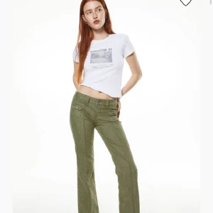 Lågmidjade cargobyxor - Gröna lågmidjade cargobyxor i bootcut material. Väl använda. Storlek 36 från hm