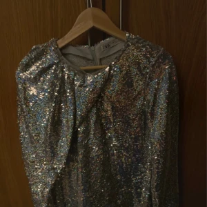Silvrig glitter klänning - Perfekt till nyår. Fin  kroppsformad klänning från Zara.  Använd 1 gång. 