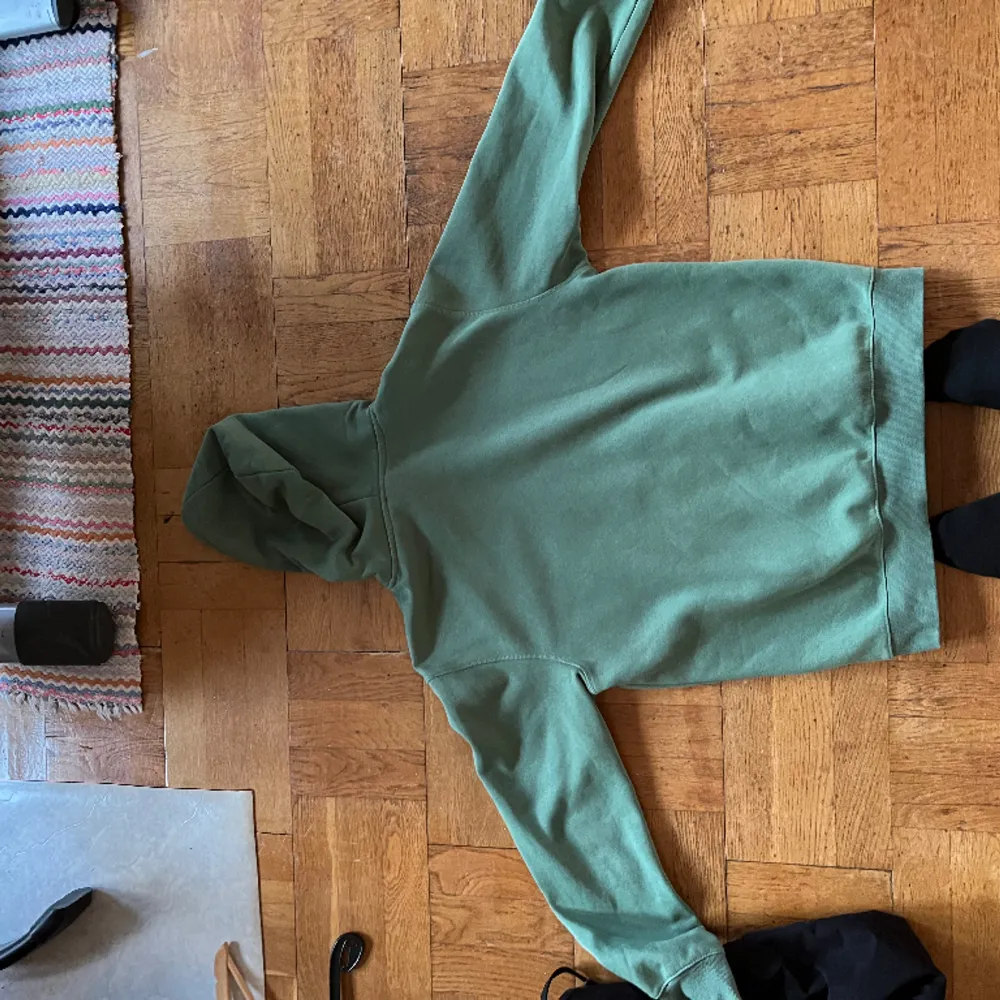 Snygg grön tröja med storlek medium. Hoodies.