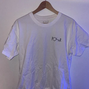 Polar T-shirt - Säljer den här tröjan för den passar inte riktigt min stil. Skit snygg, jätte bra skick. Bara att skriva om ni är intresserade, pris kan diskuteras:)