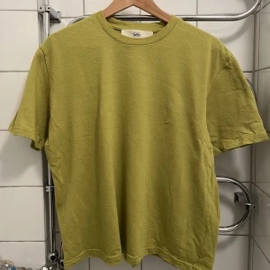 SEFR t-shirt  - Tisha från Sefr i L men kort i längd så passar även för sizead fit för en S. 