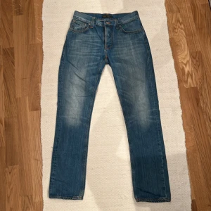 Nudie jeans  - Jeansen är i nyskick och modellen är grim tim. Nypris:1600 mitt pris:499, de är bara att skriva om ni har några mer frågor.