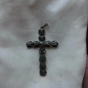 Antikt silverkors - Hängsmycke i silver med små kristaller. 