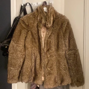 Pälsjacka  - jätte fin pälsjacka som är köpt på Sellpy. Säljer pågrund av att den är för liten💕💐💕💖💕💖